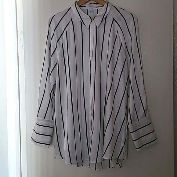 Nine West Tops - Nine West white tunic with green stripes